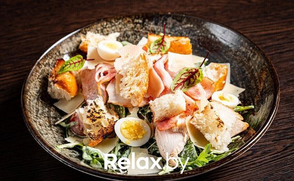 Салат «Цезарь» курицей (салат микс, куриное филе, гренки, соус цезарь, томаты, яйцо перепелиное, сыр пармезан)
