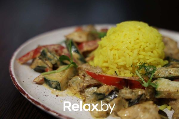 Фрикассе из бедра цыпленка с рисом (бедро цыпленка, перец болгарский, рис, сливки, баклажан, цукини)