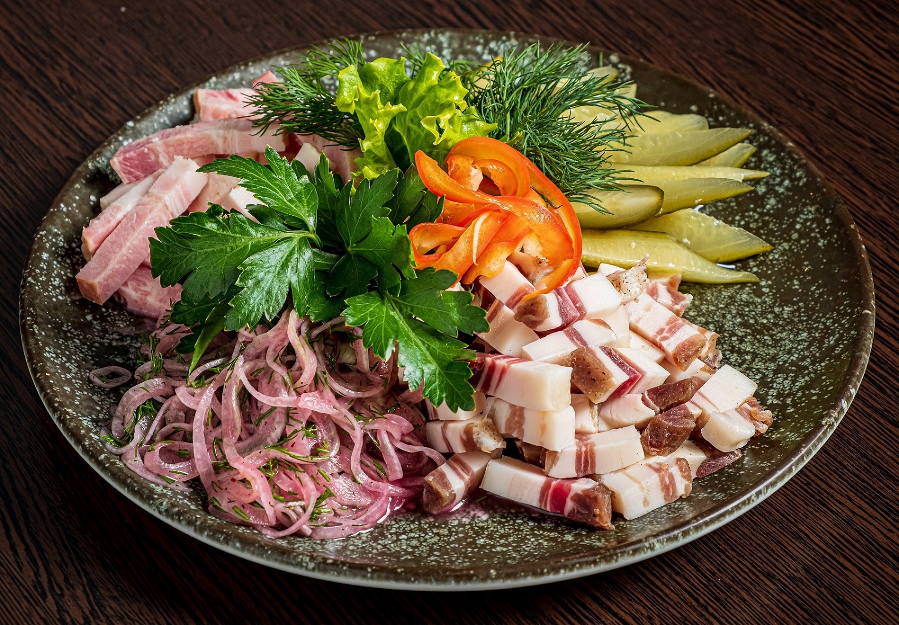 Тарелка Селянская (сало, грудинка, огурец марин-й, хлеб бородинский, соус хрен, лук марин.)