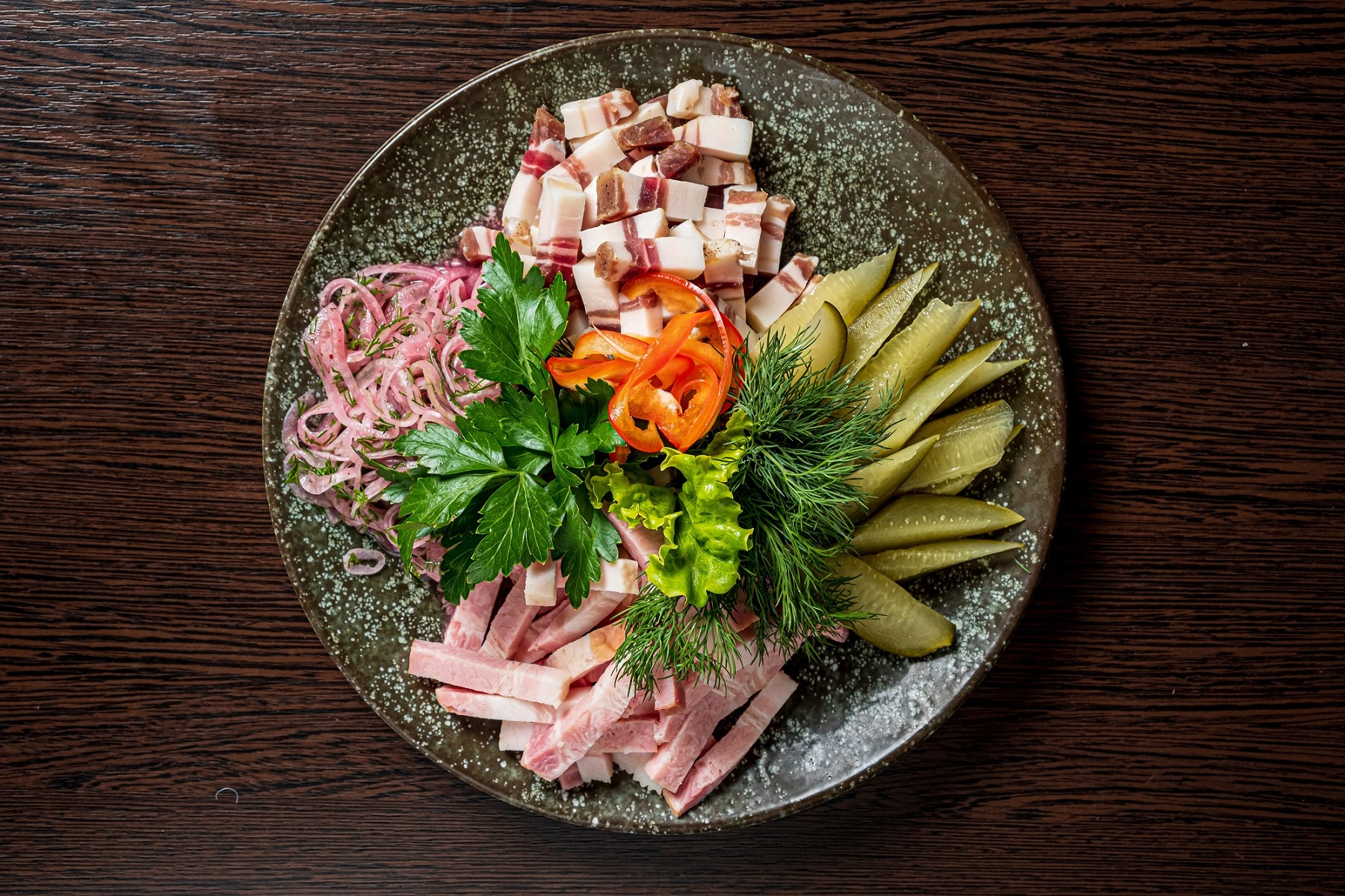 Тарелка Селянская (сало, грудинка, огурец марин-й, хлеб бородинский, соус хрен, лук марин.)