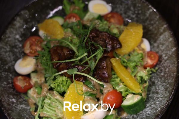 Салат с куриной печенью (салат микс, перепелиные яйца, огурец, печень кур., томаты, заправка, апельсин)