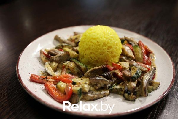 Фрикассе из языка с рисом (язык говяжий, перец болгарский, рис, сливки, баклажан, цукини)